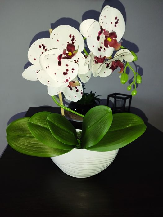 Sztuczny, piękny storczyk ozdobny w doniczce z mchem