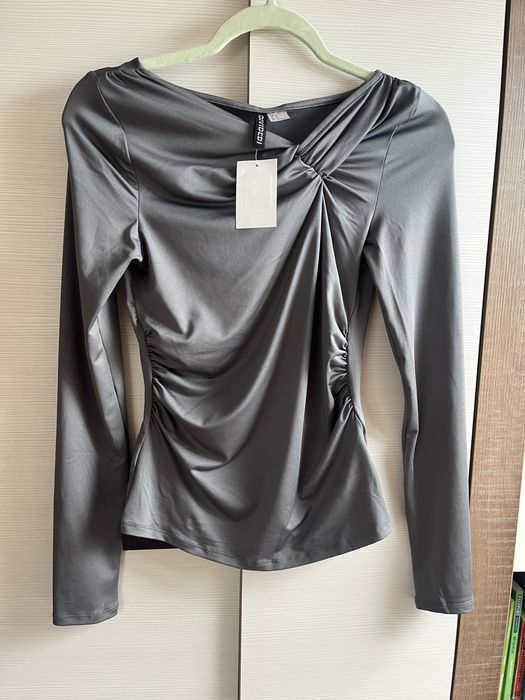 Elegancka nowa szara bluzka z długim rękawem M h and m, marszczona obcisła bluzka