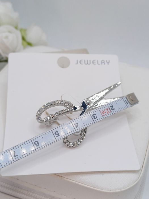 Ozdobna broszka nożyczki