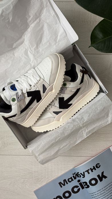 36-45 Off-White Sponge White/Black