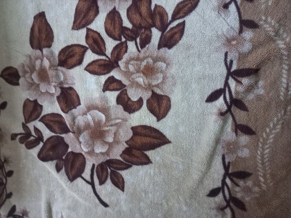 Beżowo brązowy koc w kwiaty 160x190 Truelove