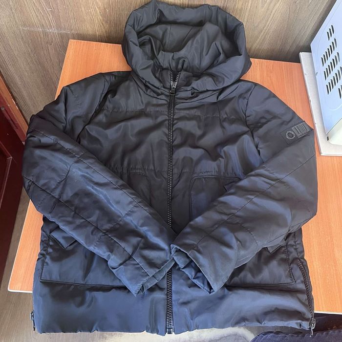 Чорна жіноча куртка