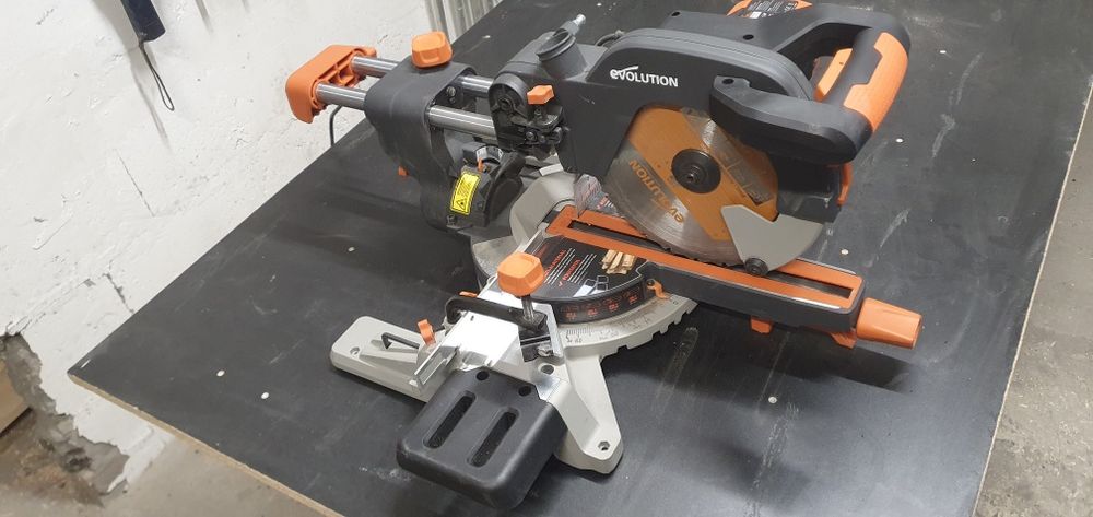 Piła ukośnica Evolution 255mm z posuwem na gwarancji