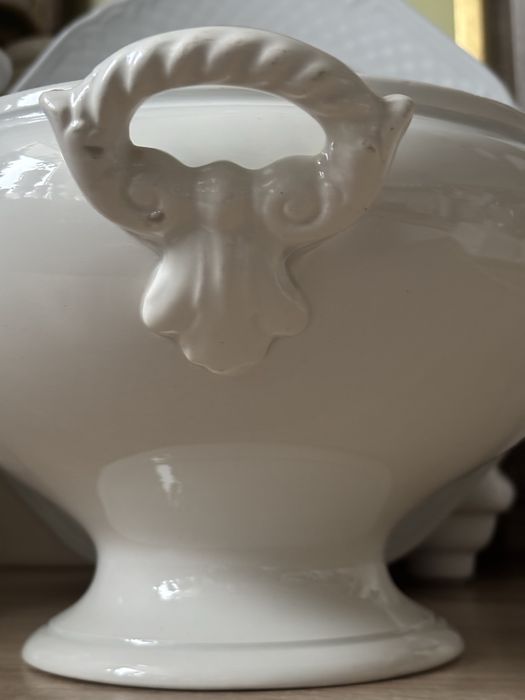 Biała waza do zupy na nóżce