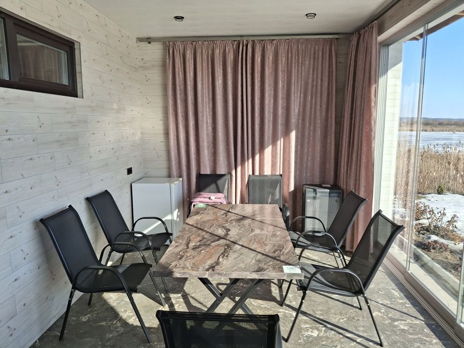 Будинок з сольовою лазнею на березі озера, зимова рибалка.