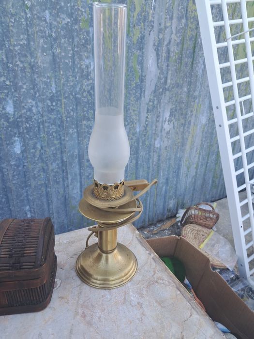 Candeeiro eléctrico em latão