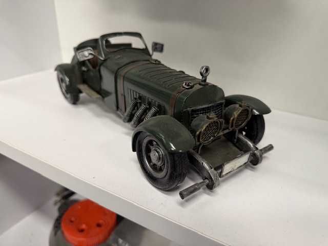 Model samochodu metalowy ok. 30 cm. Piękny.Idealny na prezent.