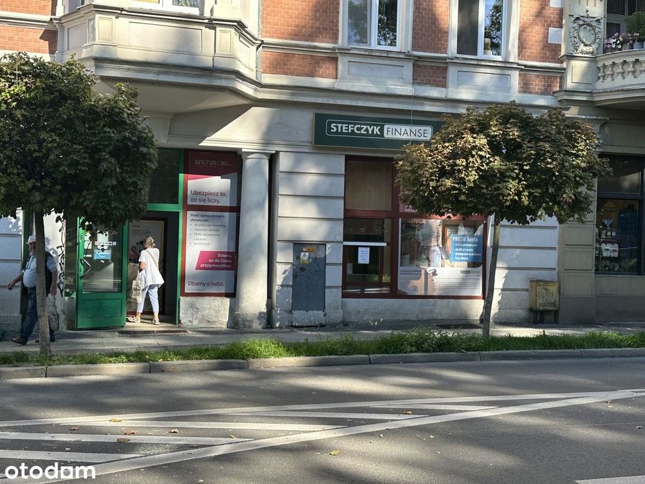 Lokal na wynajem z witryną i parkingiem