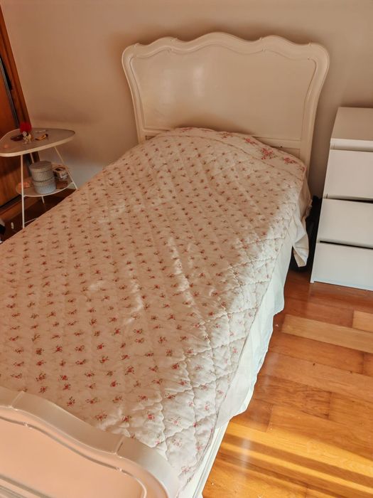 Cama individual lacada a branco estilo vitoriana