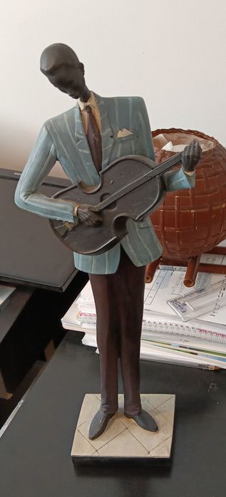 Estátua decorativa guitarrista