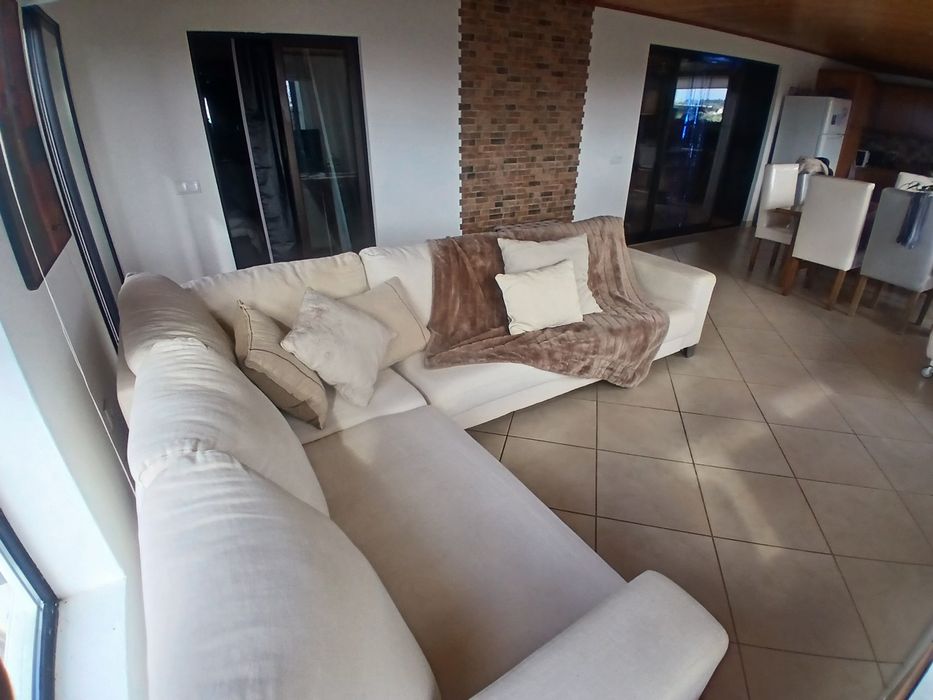 Sofá grande em L em tecido claro – excelente estado
Vendo sofá grande