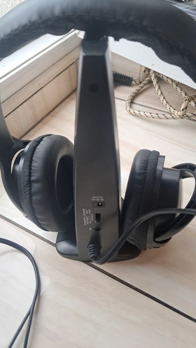 Sluchawki bezprzewodowe z mikrofonem i stojakiem nowe komputer  tv