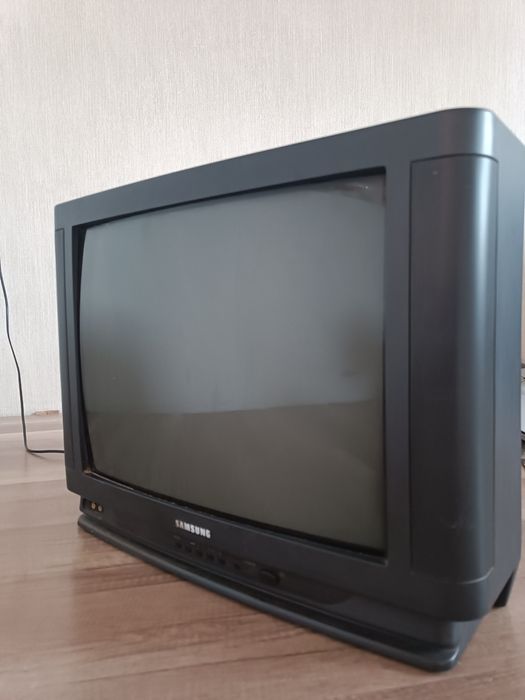 Продам телевізор з настінним кріпленням