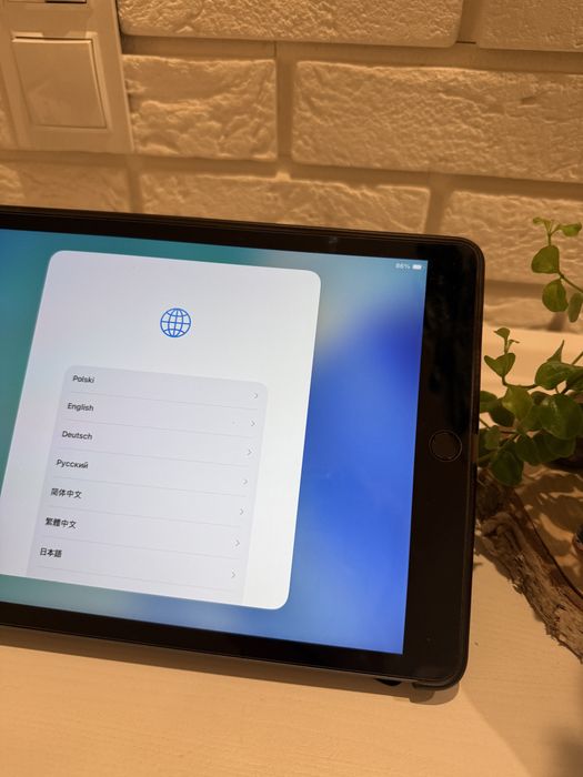 iPad 8 generacji z etui, pudełkiem i ładowarką