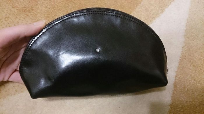 Czarna kosmetyczka z diamencikiem, z ekologicznej skóry