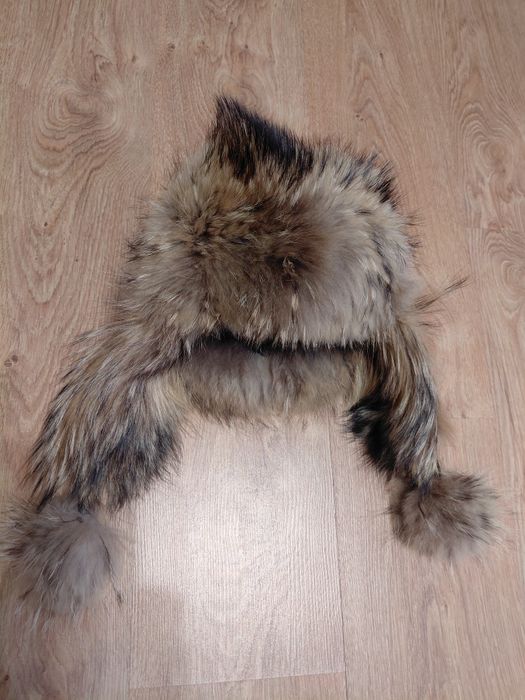 Шапка женская. Мехом енот. 56 размер. Натуральная кожа.