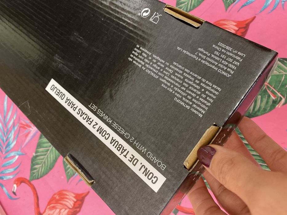 Conjunto de tábua com 2 facas para queijo