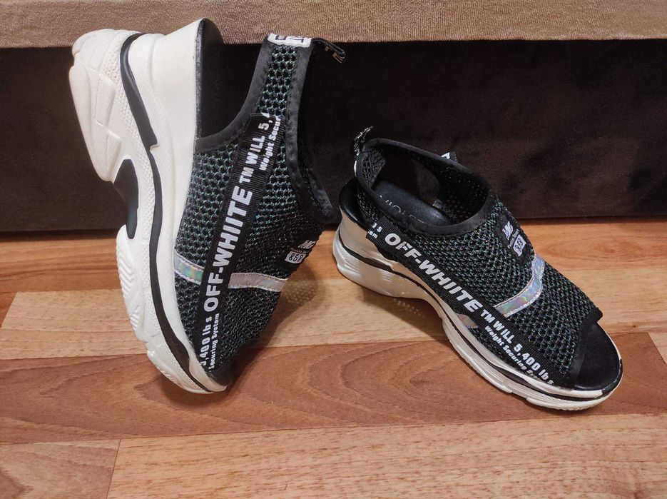 Женские босоножки на танкетке