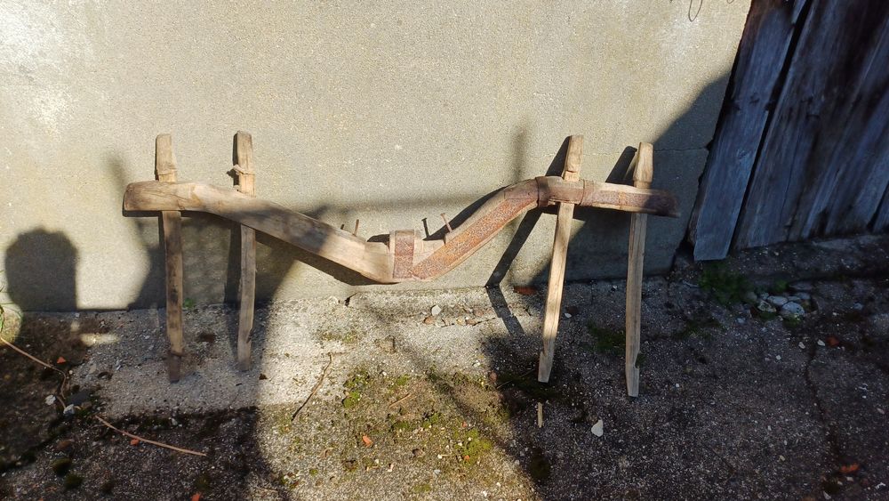 Canga de madeira antiga para animais – peça rústica