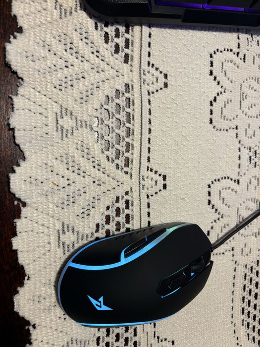 Komputer stacjonarny z myszka i klawiatura