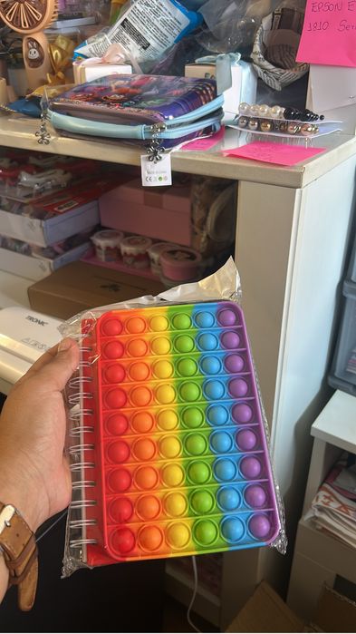 Caderno de anotacoes com linhas pautadas normais
