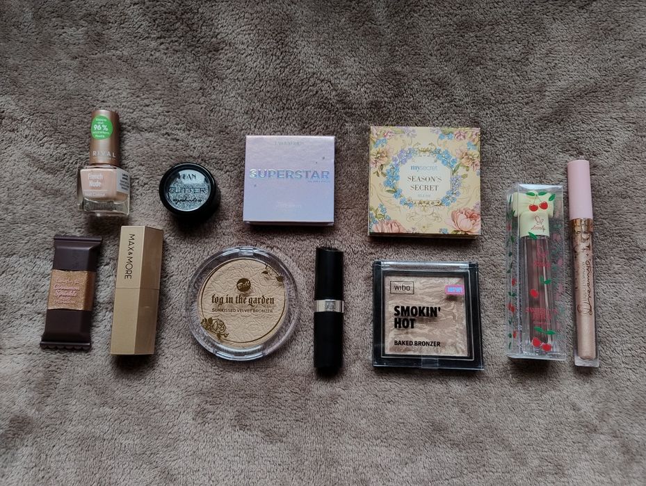 zestaw kosmetyków do makijażu kosmetyki makijaż rozświetlacz róż bronzer cień do powiek pomadka do ust