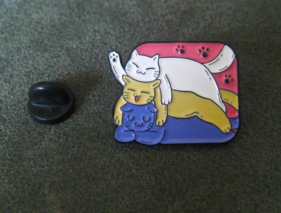 Pin Esmalte Gatos no Cesto dos Morangos NOVO