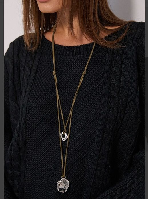 Подовжений в`язаний светр жіночий чорний з косичками