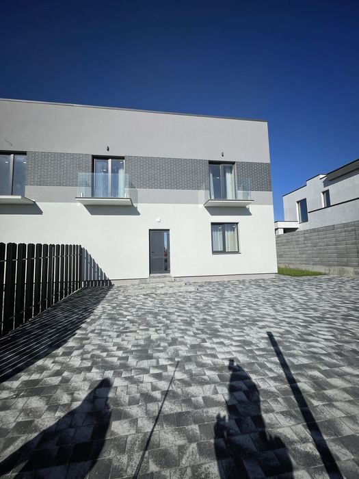 Котедж з ремонтом та великою ділянкою