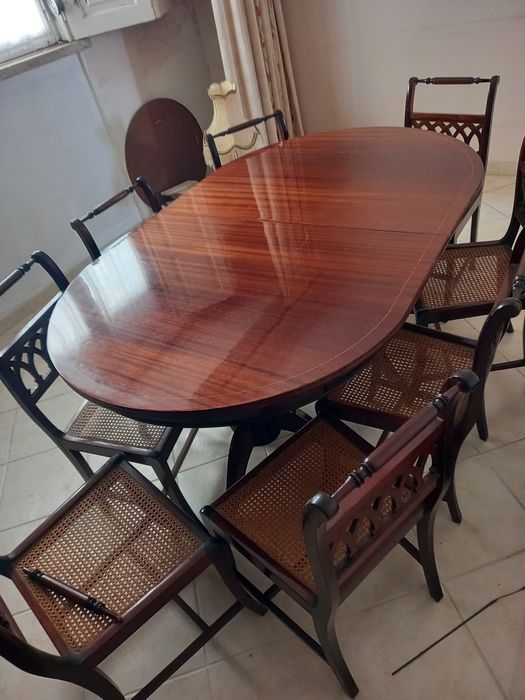 Mesa extensivel com 8 cadeiras
