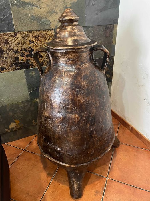 Jarrão de barro castanho