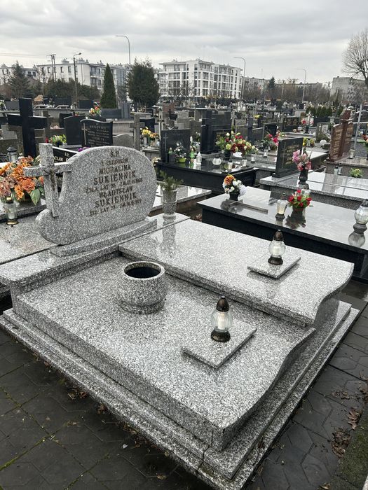 Odstapie grób podwójny z pomnikiem