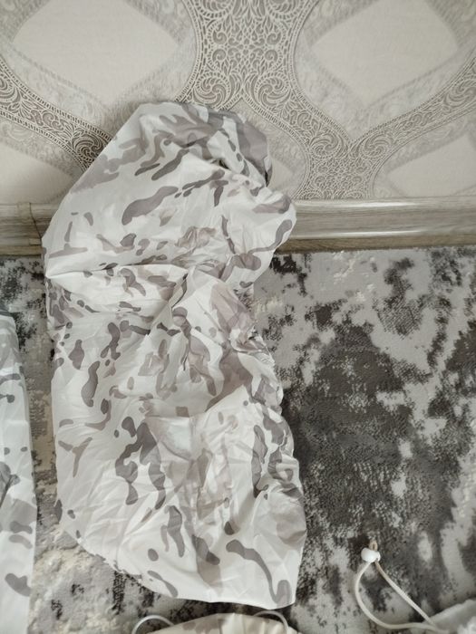 Мас-халат білиі,тканина не промокає-не продувається і тихенька .