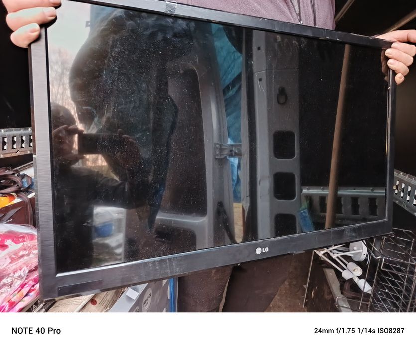 Telewizor LG z uchwytem