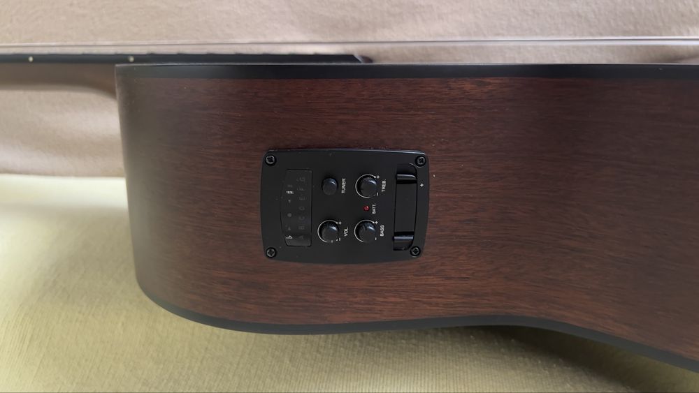 Guitarra Romero com cutaway e pickup e estojo almofadado