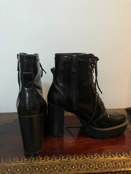 Botas pretas envernizadas salto alto