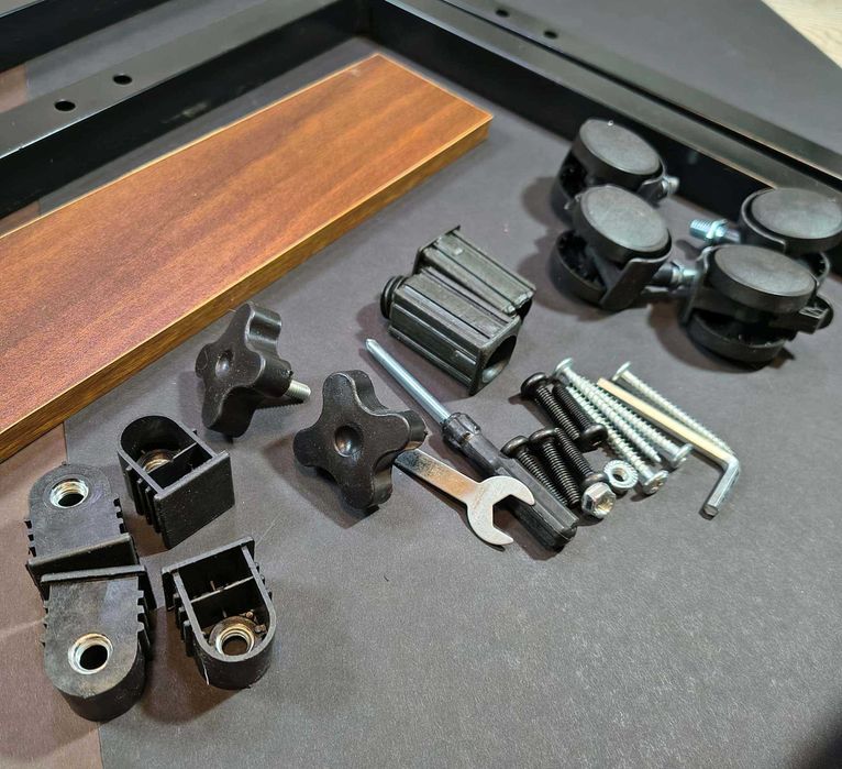 Стіл на коліщатках новий. Зручний для читання або роботи на дивані