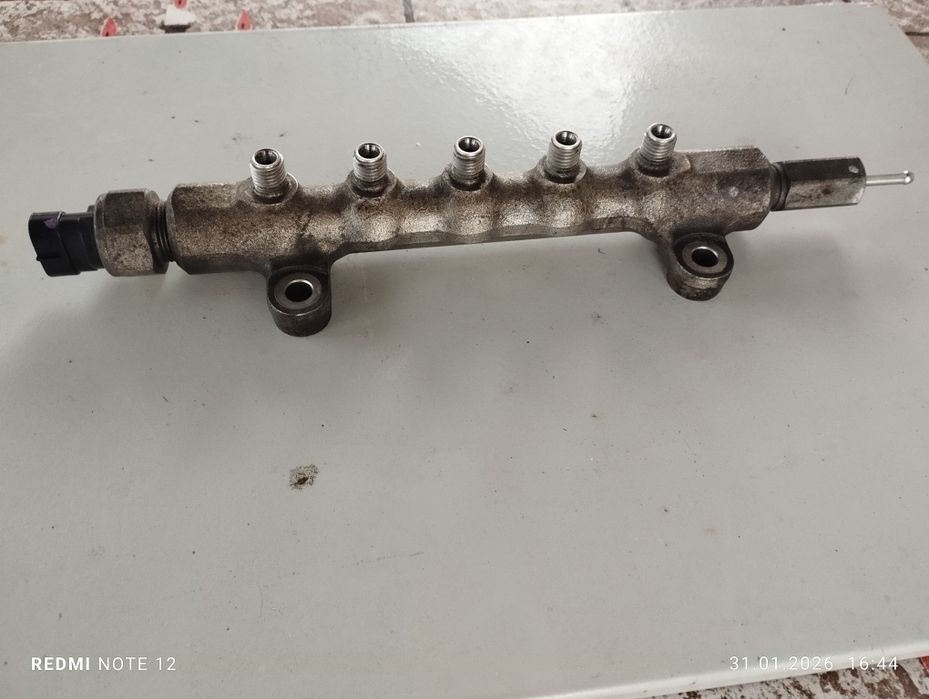 Паливна рампа з датчиком для тойота авенсіс 2.0 D4D