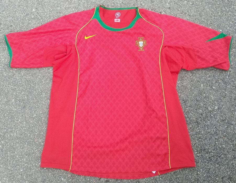 Várias camisolas da seleção Portuguesa