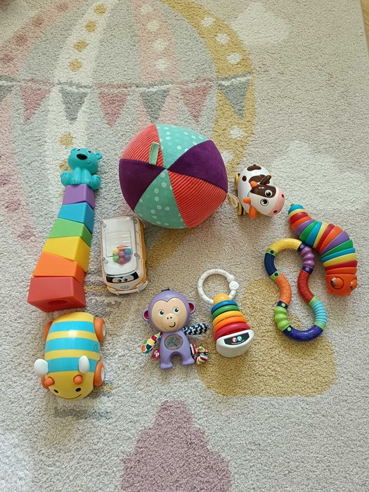 Zestaw zabawek dla niemowlaka samochodzik smyk fisher Price skip hop