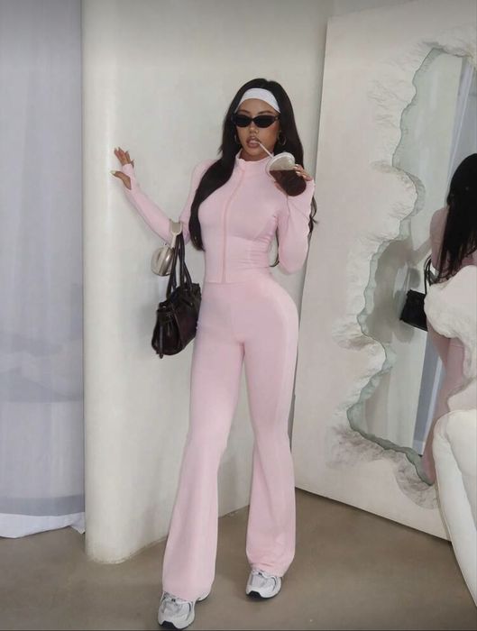 Комфортний рожевий костюм як lior skims skinz miu miu