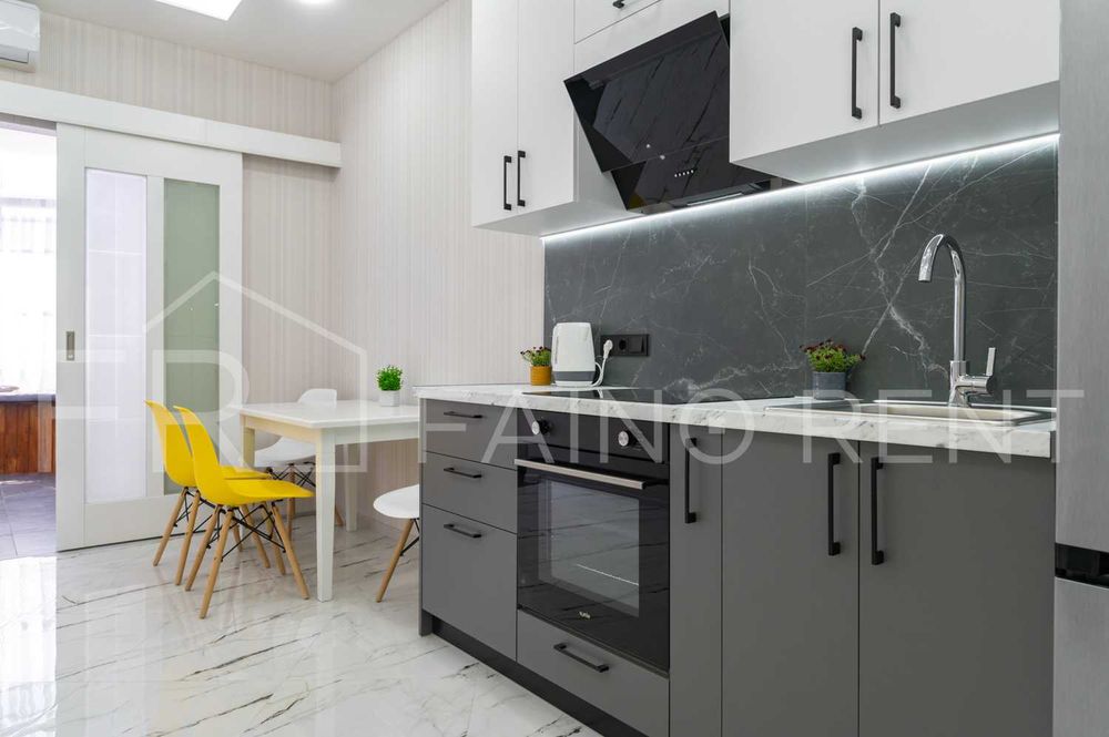 Панорамний вид моря, 2 спальнi + зала/5010