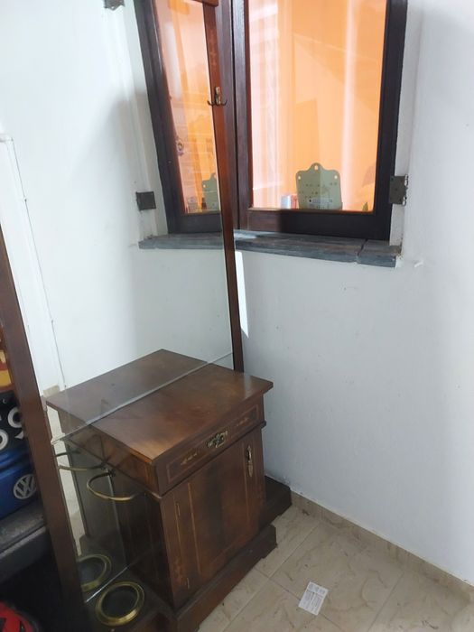 Móve de entradal com espelho e suporte para chapéus de chuva