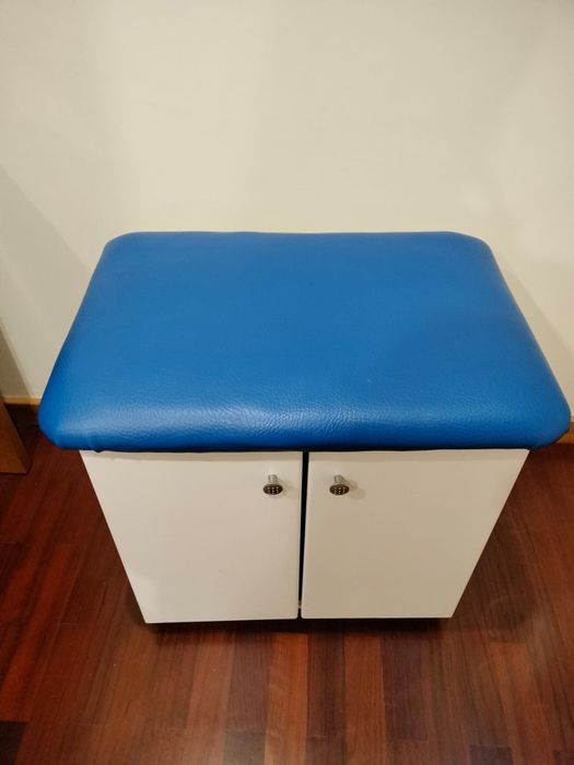 Móvel banco azul e branco