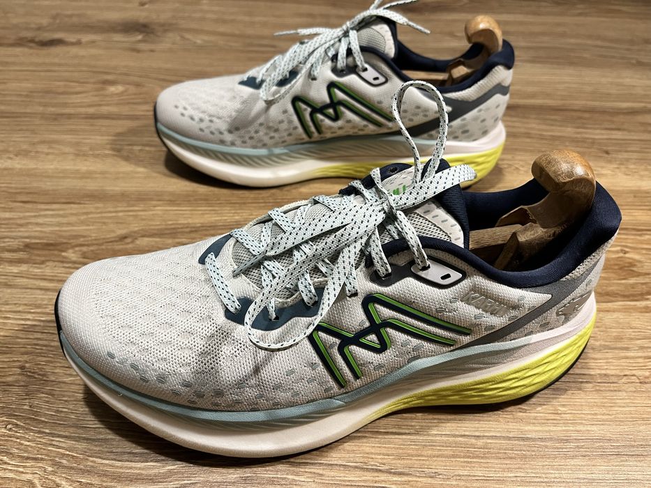 бігові кросівки Karhu Mestari Run у кольорі Zephyr Blue/Green Flash.