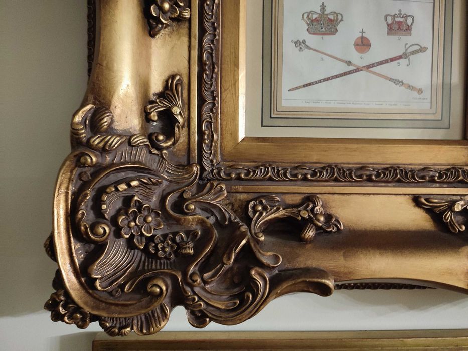 Quadro dourado com moldura trabalhada