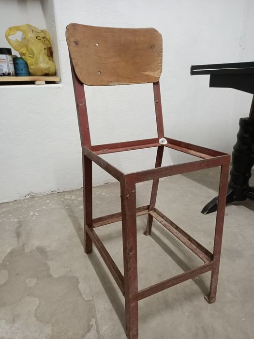 Продаю металлические стулья