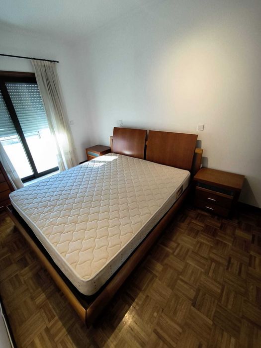 cama king size com mesinhas de cabeceiras e camiseiro