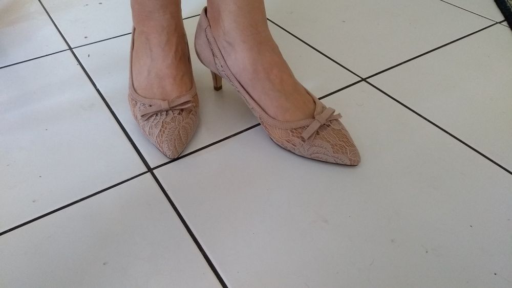 Koronkowe szpileczki Bata beżowe rozm.39