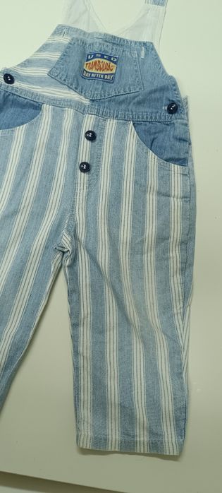 Calças jardineiras de criança